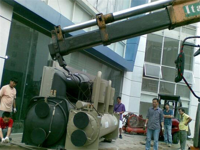 镇安县随车吊和汽车吊的核心区别是什么？哪种更省钱？