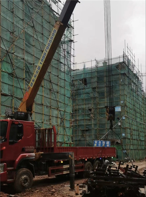 镇安县“慢工细活”—— 吊车的 “微动控制” 技术